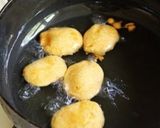A picture of step 2 of Aloo pakauda.