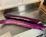Une image de l'étape 1 de Aubergines chinoises au bœuf, tomates, oignon rouge et coriandre.