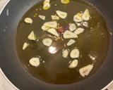 Foto del paso 2 de la receta: Espaguetis con ajo, guindilla y aceite de oliva virgen extra