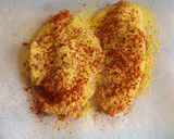 Foto del paso 1 de la receta: Pechugas de pollo rebozadas con polenta y pimentón