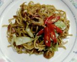 Foto langkah ke 2 dari resep Mie Tek-Tek Goreng Sederhana.