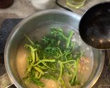 Hình bước làm 2 của món Canh Khoai Sọ Rau Nhút Nấu Sườn