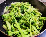 Hình bước làm 3 của món Lơ xanh(bông cải xanh) xào thịt bò