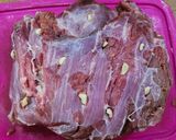 Foto del paso 3 de la receta: 🥩🍖Roast Beef al horno mechado con morrones y ajos sobre colchón de papas y cebollas 🍖🥩