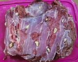 Foto del paso 3 de la receta: 🥩🍖Roast Beef al horno mechado con morrones y ajos sobre colchón de papas y cebollas 🍖🥩