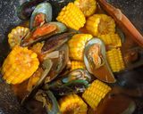 Foto langkah ke 6 dari resep Kerang Hijau Saus Padang.