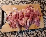 Foto del paso 4 de la receta: Empanada de hojaldre con bacon, cebolla, pimiento rojo, champiñones y nata para cocinar