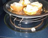 A picture of step 4 of Garlic Bun Pizzas.