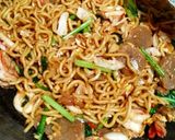 Foto langkah ke 5 dari resep 17. Mie goreng seafood.