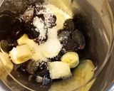 A picture of step 2 of Black currant Babana Milk Shake.