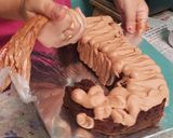 किटकैट चॉकलेट केक (Kit kat chocolate cake recipe in hindi) रेसिपी चरण 4 फोटो