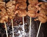 Foto langkah ke 5 dari resep Sate udang + cumi saus black paper.