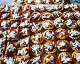 Foto del passaggio 6 della ricetta Pizzette dell'ultimo minuto con pasta sfoglia e base per pizza