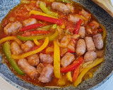 Foto del paso 3 de la receta: Salteado de salchichas con pimientos tricolor