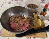 Foto del passaggio 2 della ricetta Tartare di chianina alle olive con salsa al gorgonzola e tartufo