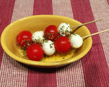 Foto del paso 4 de la receta: Brochetas de cherry y mozzarella 🍅🧀