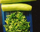 Hình bước làm 2 của món Giải nhiệt vơi canh mướp nấu hoa thiên lý