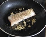 Foto del paso 1 de la receta: Merluza asada con champis y calabacín