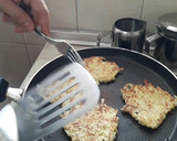 Foto del paso 2 de la receta: Tortitas de patata y cebolla