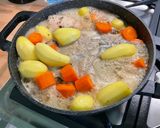 Une image de l'étape 9 de Rouelle de porc confite aux pommes de terre, carottes et champignons.