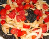 Foto del paso 2 de la receta: Fideos salteados con tomate y cebolla 😋