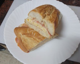 Foto del paso 5 de la receta: Bocadillo de jamón serrano, queso semicurado, tortilla francesa y tomate aliñado