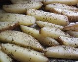 Foto langkah ke 2 dari resep Baked Potato Wedges.
