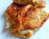 Foto del paso 4 de la receta: Tortilla de dos tipos de quesos, mantequilla y hierbas aromática