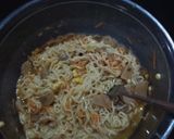 Foto langkah ke 2 dari resep Omelet Mie komplit.
