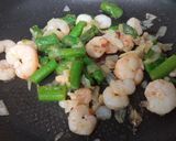 Foto del paso 3 de la receta: Salteado de gambas, cebolla y espárragos trigueros