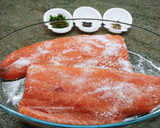 Foto del paso 2 de la receta: Riquísimo salmón marinado con sal y azúcar