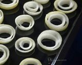 Foto langkah ke 2 dari resep Onion ring with macaroni Bolognese sauce.