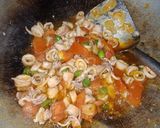 Foto langkah ke 4 dari resep Cumi Asin Saus Tomat.