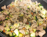 Foto del paso 4 de la receta: Wok de pavo con calabacín y champiñón