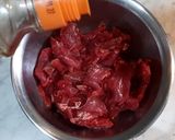 A picture of step 2 of Stir-fried Beef with Spring Onion.