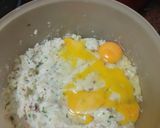 Foto del paso 7 de la receta: Buñuelos de puré de papas, abadejo, palitos de cangrejo y cebolla sofrita con ensalada
