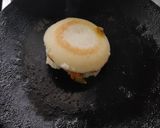 A picture of step 6 of Suji idli burger.