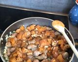 Baconos, kolbászos csirke krumplival és zöldborsóval recept fázis 2 fotója