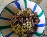 Foto del paso 2 de la receta: Ensalada de habitas baby en aceite con anchoas en conserva