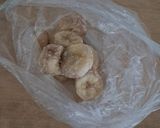 Φωτογραφία βήματος 1 της συνταγής Smoothie με παγωμένη μπανάνα και φρούτα