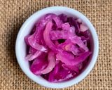Foto del paso 10 de la receta: Cebollas fermentadas 🧅Fermento de cebolla amarilla y cebolla morada 💛💜Probióticos 🦠🦠🦠🦠🦠🦠