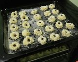 Foto langkah ke 5 dari resep Kue sagu kelapa keju.