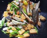 Foto langkah ke 5 dari resep Oseng-oseng Ikan Kemarin.