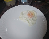 Foto del paso 4 de la receta: Pasta al ajillo con huevo frito y salchichas
