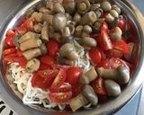 Une image de l'étape 4 de Nouilles japonaises sautées aux tomates et champignons.