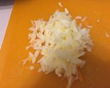 Foto del paso 2 de la receta: Ensalada de repollo zanahoria manzana y pasas de uva