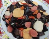Foto langkah ke 2 dari resep Tumis Pedas Jamur Kuping with Scalop & Sosis.