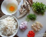 A picture of step 1 of Herbed Fried Rice with Mackerel.