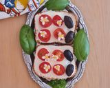 Foto del paso 3 de la receta: Tostas de tomates cherry, albahaca, aceitunas y flores 🥗