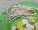 Foto langkah ke 1 dari resep Sayur tahu jamur enoki.